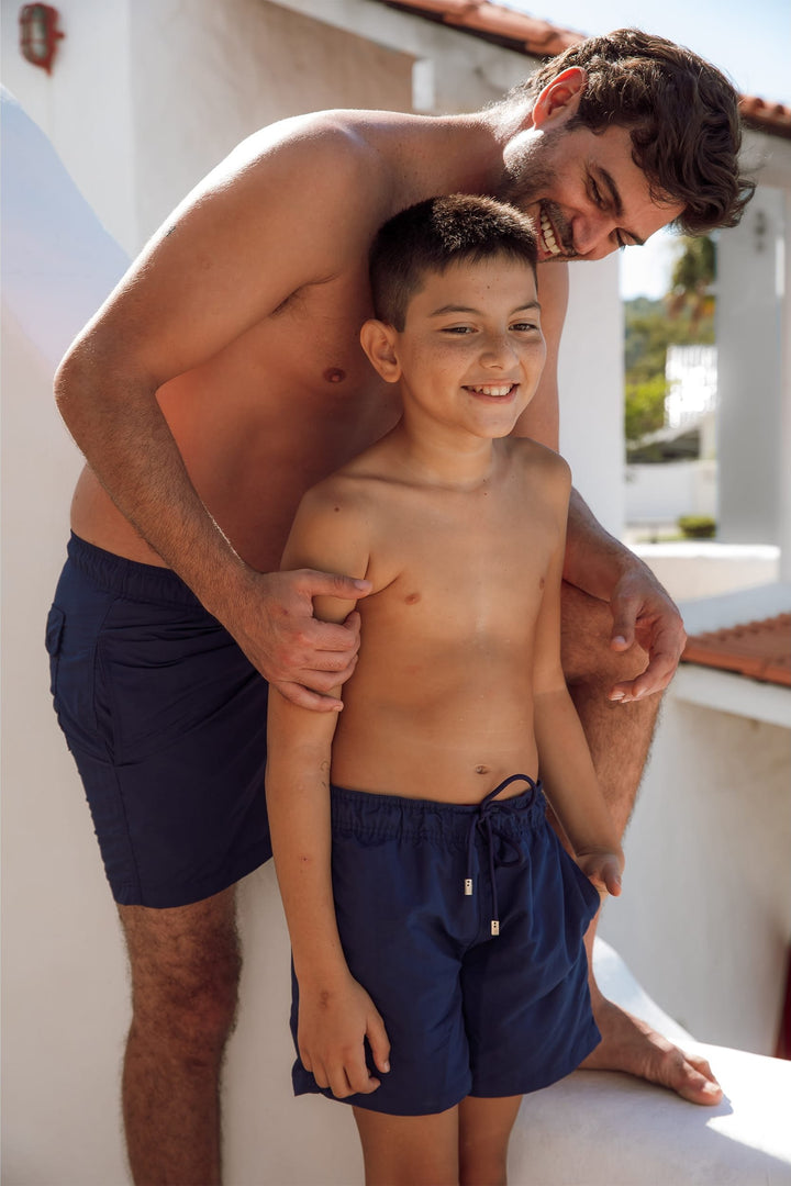 Pai e Filho Combinando com Shorts de Praia Igual no Azul Marinho da Lili Sampedro