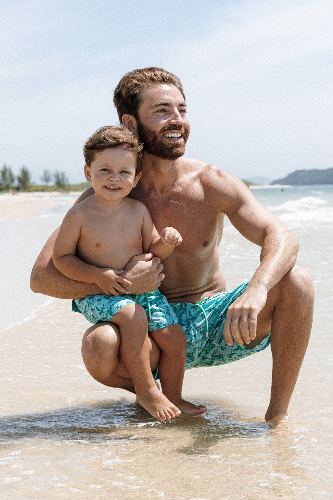 Look Pai e Filho Moda Praia, Combinando com Short Infantil para Crianças, e Bermuda para Adulto, com Tecido Leve. Na Estampa Lavanda, da Lili Sampedro.