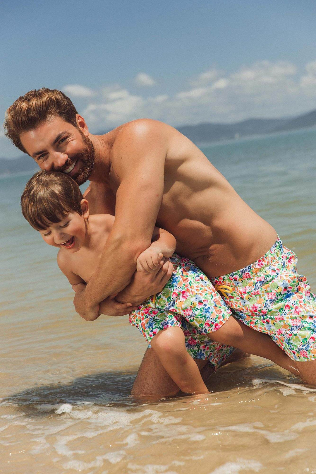 Pai e Filho usando short de banho na mesma estampa da Lili Sampedro