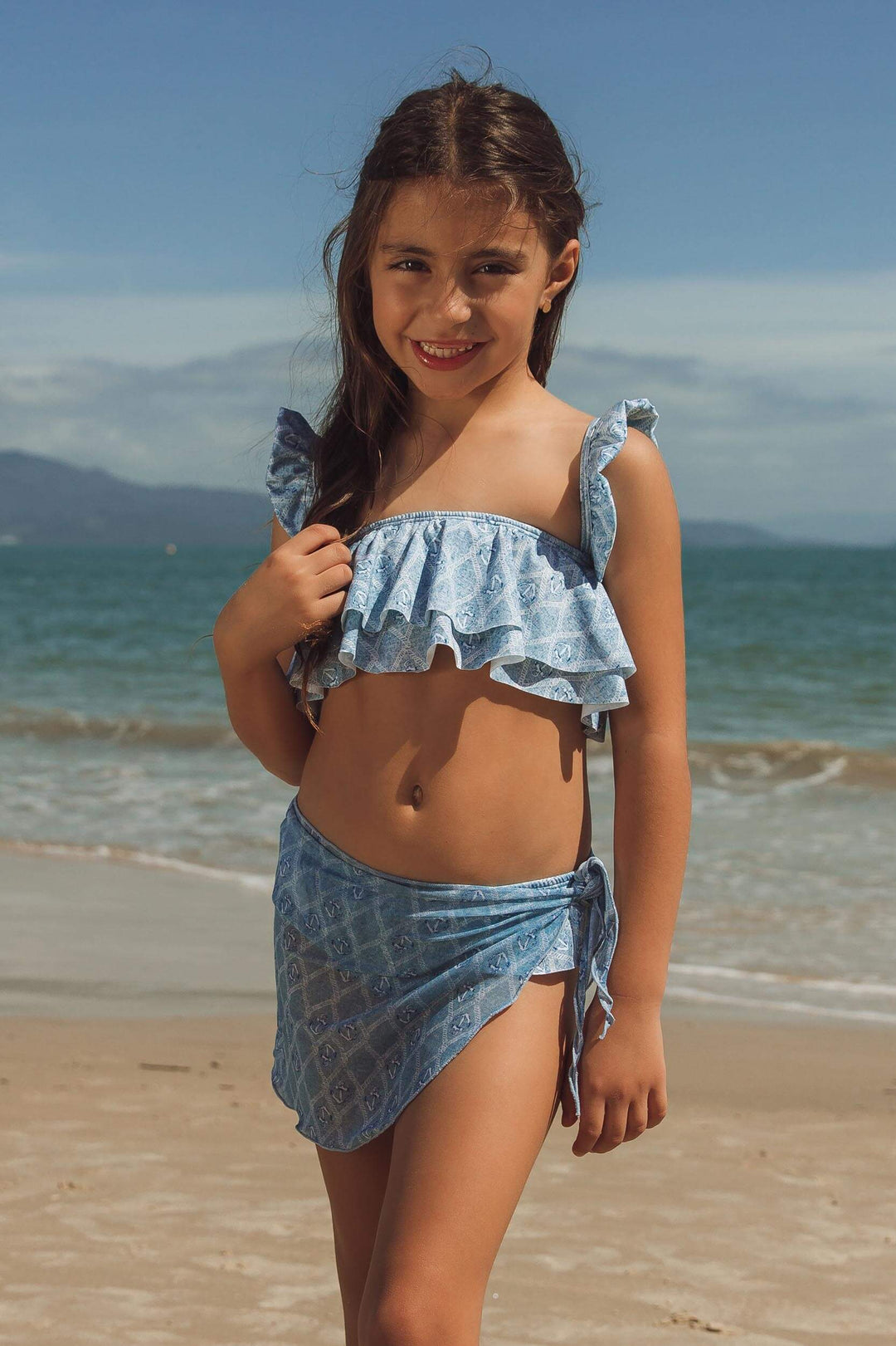 Pareo infantil combinando com biquini de praia feminino, na estampa Âncora da Lili Sampedro