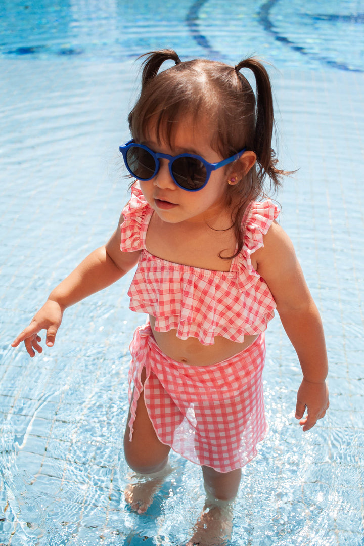 Look infantil completo com biquíni feminino, pareo como saída de praia, sapatinho neoprene, e óculos combinando da Lili Sampedro