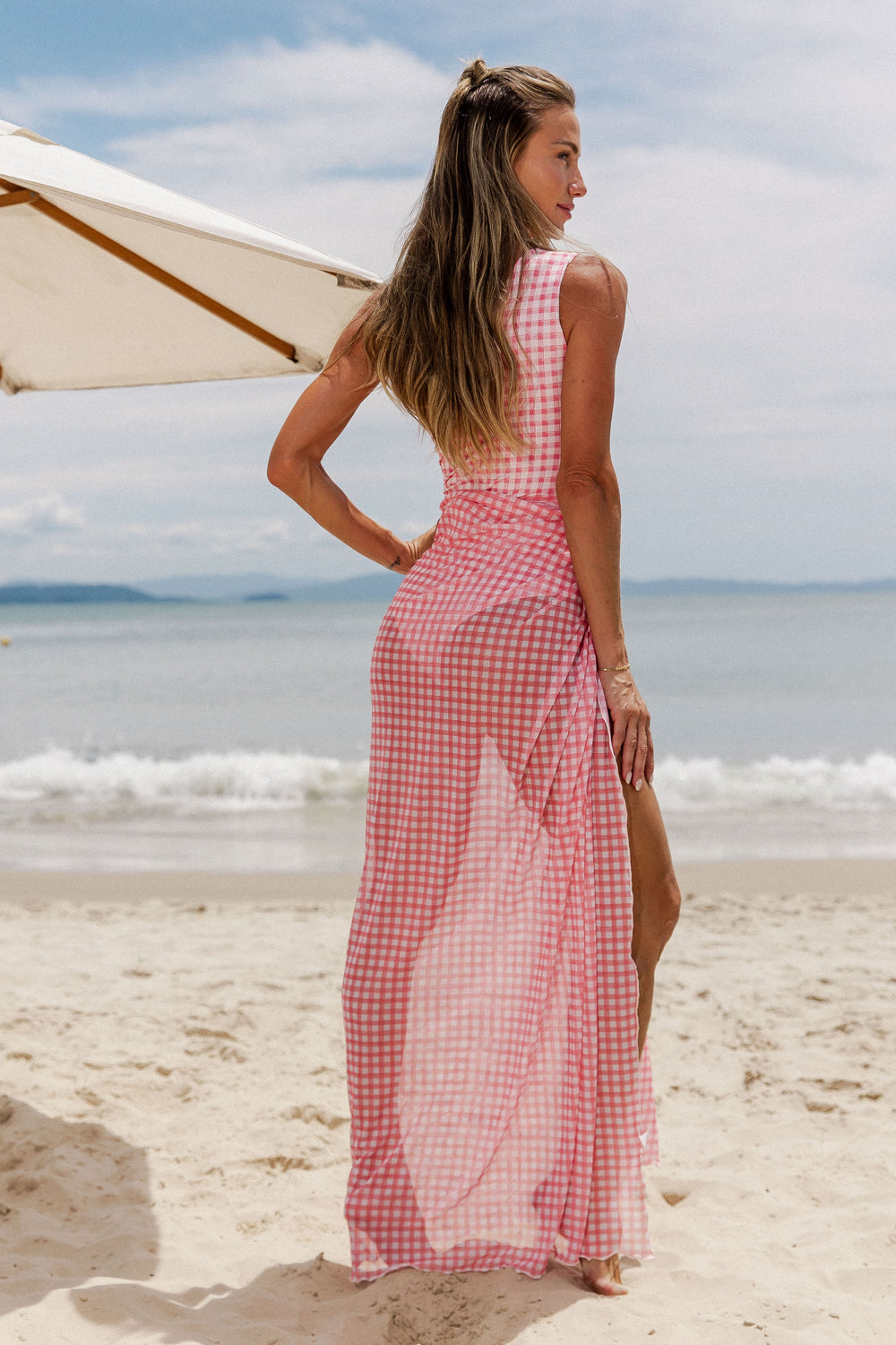 Com uma barra delicada, este acessório permite criar o estilo que Você Desejar, Seja como Saia, Vestido ou Até mesmo um top. Agregar um Toque de Elegância e Praticidade ao seu Visual de Moda Praia. Na Estampa,Vichy Rosa, da Lili Sampedro.