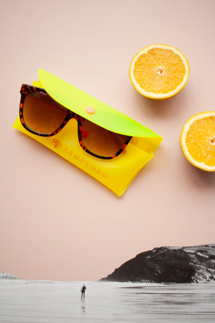 Porta óculos de silicone amarelo neon com detalhes laranja