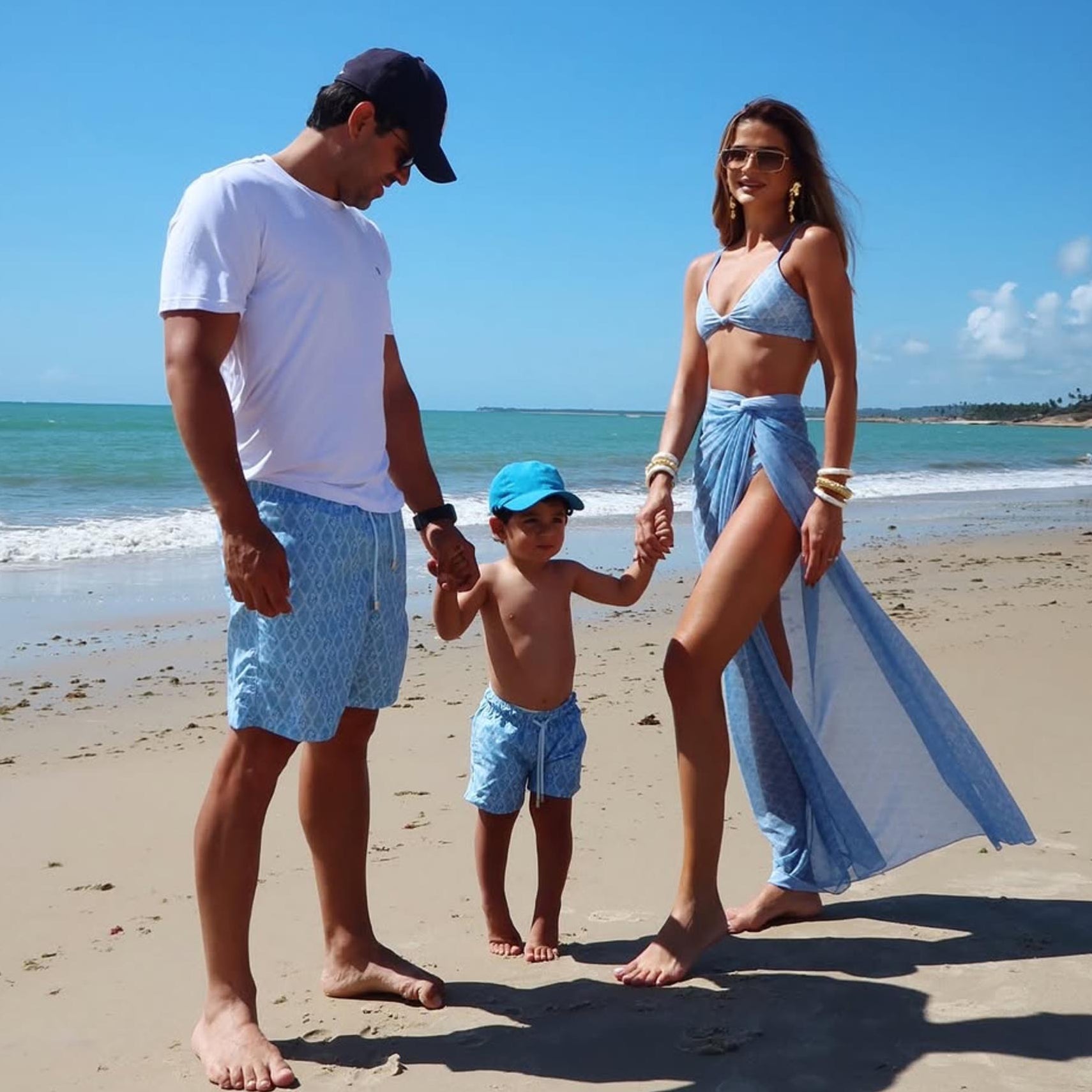 Tassia Naves e família com look de praia igual na praia 