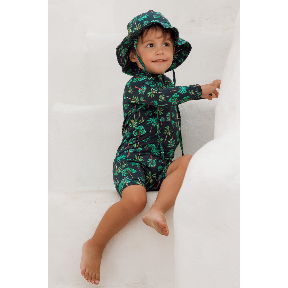 Macaquinho Infantil Com Manga Longa e Modelo Shortinho, Com Zipper na Frente, perfeito para Surf Infantil na Estampa Coqueiros Azul Marinho da Lili Sampedro