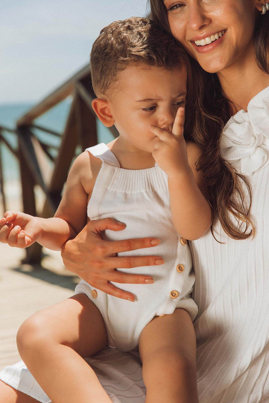 Roupinha infantil de tricot para meninos na cor branca, da Lili Sampedro