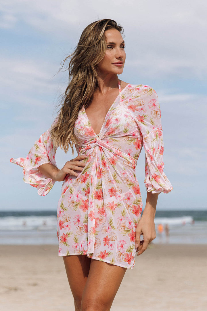 Moda Praia, Saída Curta Feminina, uma peça versátil que pode ser usada de maneiras diferentes para combinar com estilo único. Na Estampa, Hibiscos, da Lili Sampedro.