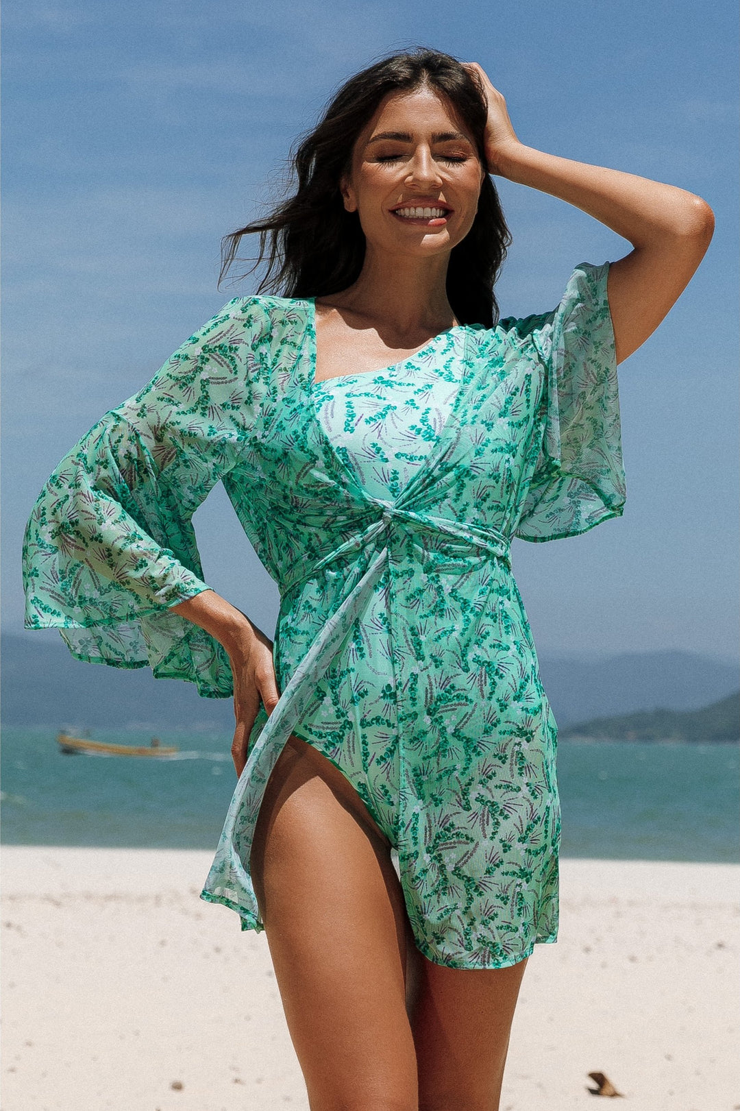 Moda Praia, Saída Curta Feminina, uma peça versátil que pode ser usada de maneiras diferentes para combinar com estilo único. Na Estampa Lavanda, da Lili Sampedro.