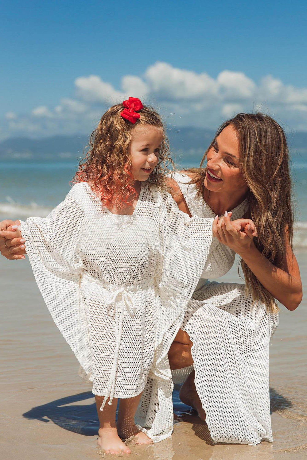 Saídinha de praia em Renda na cor Branca, ideal para o ano novo com grade dos 6 meses aos 8 anos