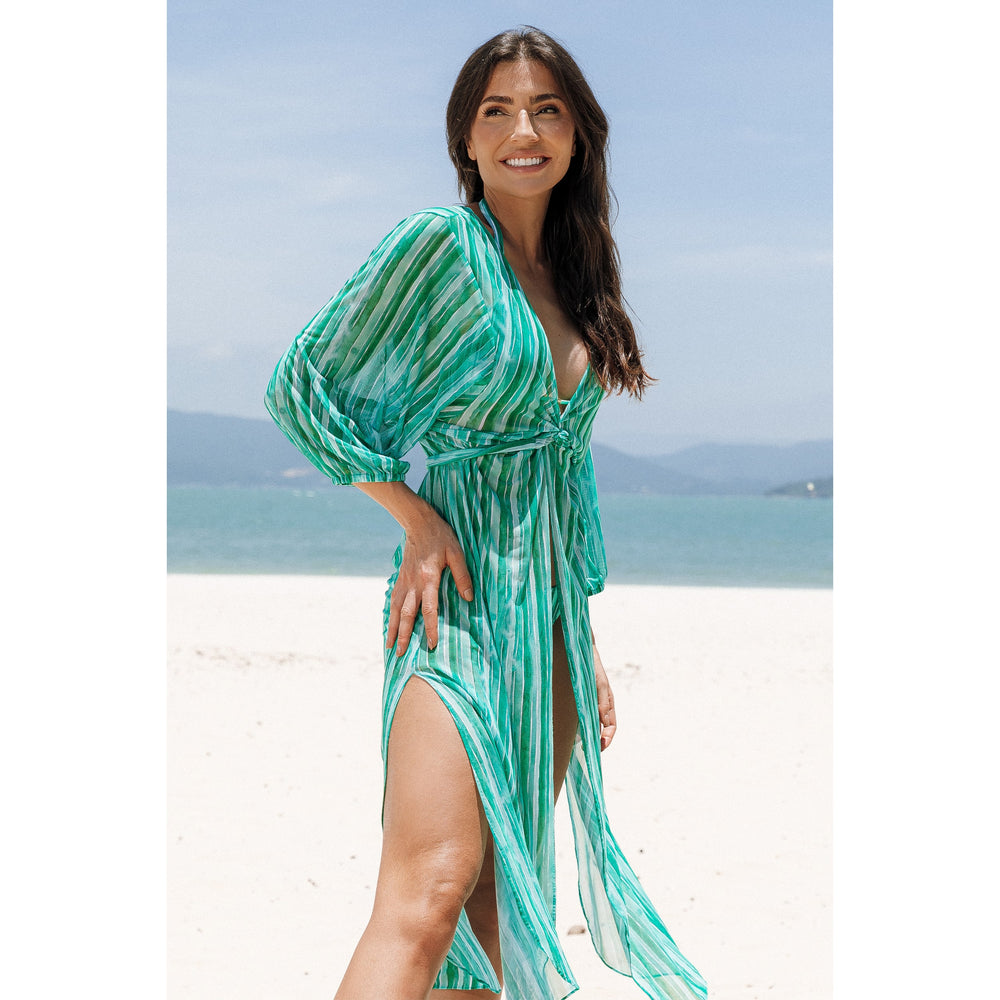 Moda Feminina. Saída de Praia Feita de Tule, Adiciona Charme e Elegância ao seu Look de Praia. Com Amarração na Frente e Manga 3/4 com Elástico, Para um Efeito Bufante, esta Saída Longa é uma Opção Versátil e Estilosa, Para Seus Dias de Verão. Na Estampa, Listras Verdes, da Lili Sampedro.