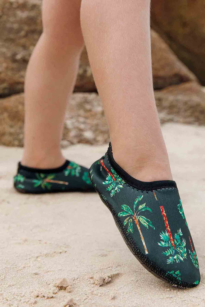 Sapatinho de Neoprene Infantil, na estampa Coqueiros Azul Marinho, Protecao para a Praia da Lili Sampedro