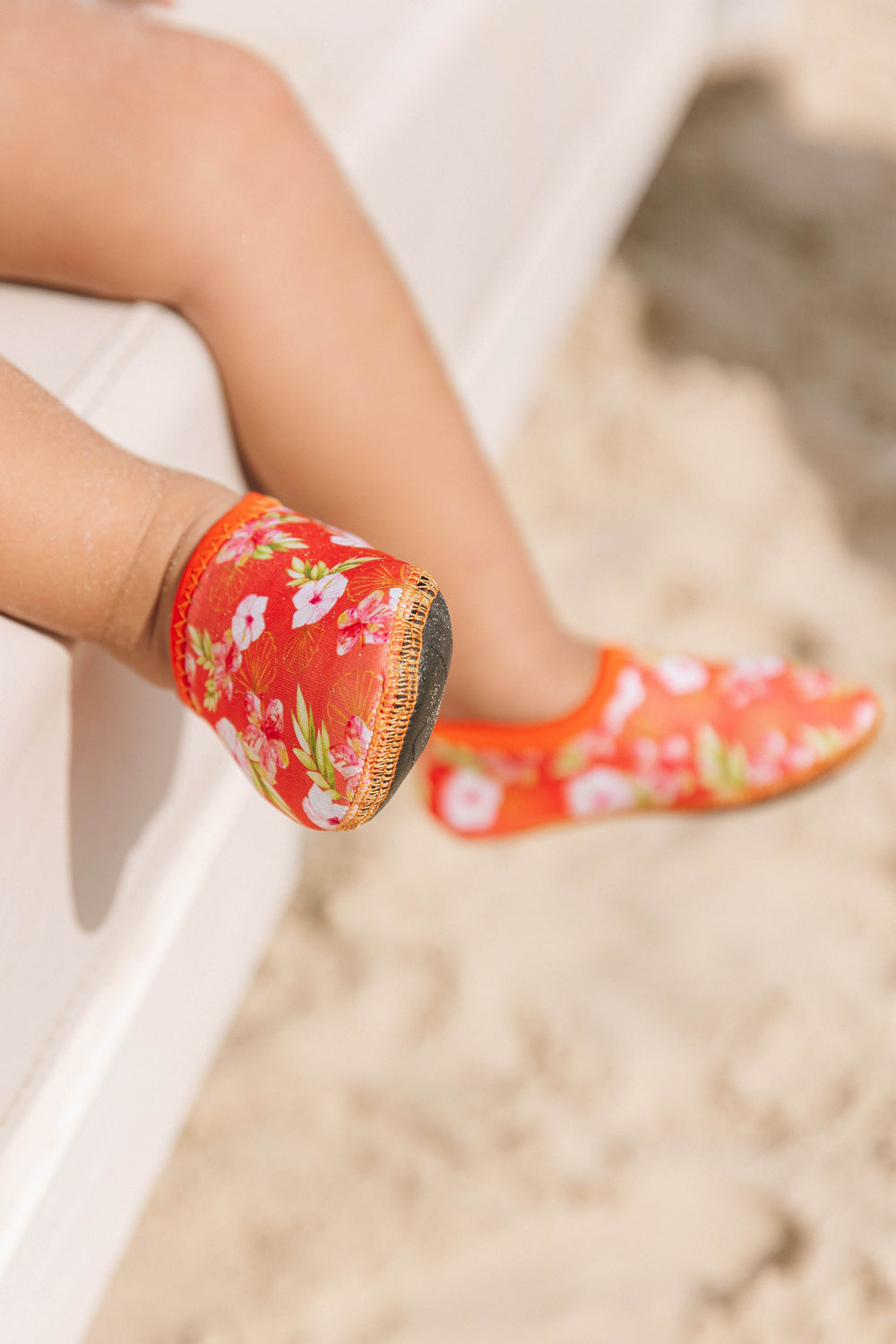 Sapatinho de Neoprene de Praia Infantil. Na estampado exclusiva, Hibiscos com detalhes laranja, da Lili Sampedro.