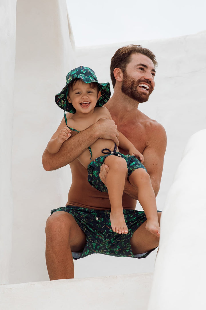 Pai e Filho Brincando com Look de Praia Igual Shorts Azul Marinho Coqueiros da Lili Sampedro