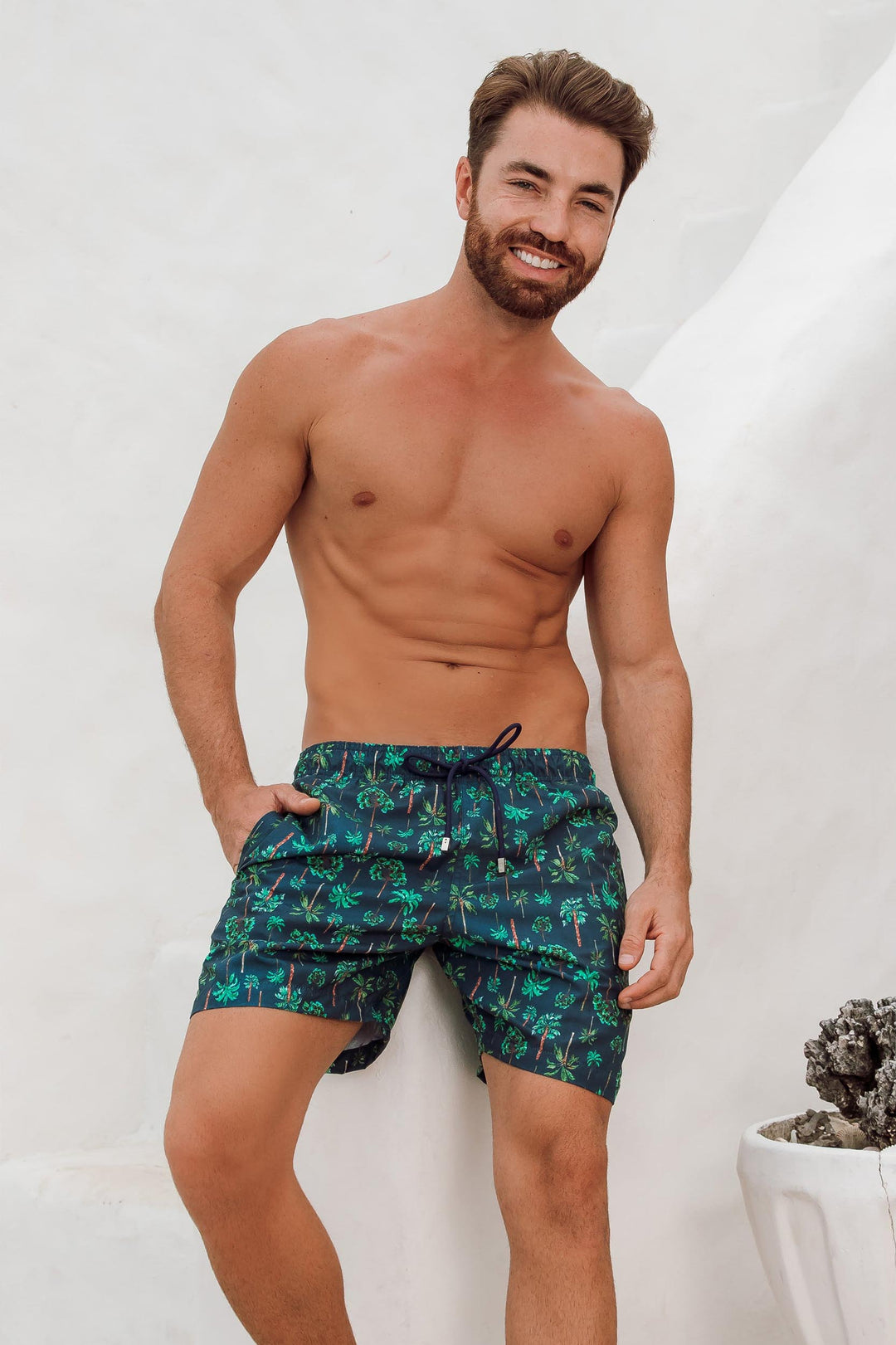 Short de Praia Masculino na Cor Azul Marinho Estampa Coqueiros da Lili Sampedro, Modelo está vestindo Tamanho M