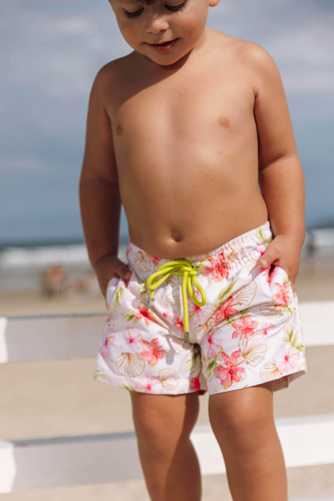 Roupa de Banho para Bebês, Short Masculino Infantil para os Dias de Diversão, Enquanto Criam Memórias Inesquecíveis Na Praia. Estampa exclusiva Hibiscos, da Lili Sampedro.