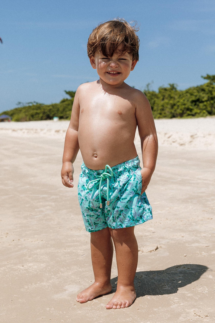 Short Masculinos Infantil para Praia, ideais para os dias quentes do verão. Com cós de elástico ajustável por cordão, praticidade para os pequenos aproveitarem ao máximo seus momentos à beira-mar. Na Estampa Lavanda, da Lili Sampedro.