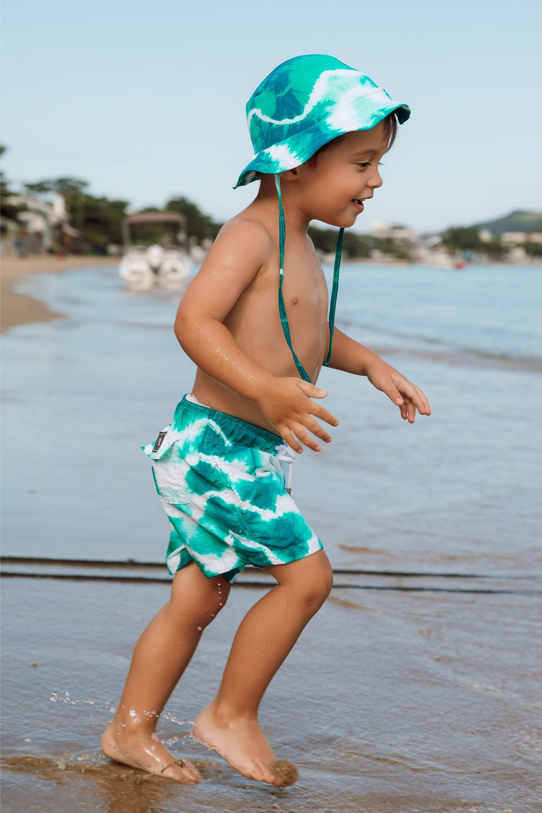 Short de praia infantil com chapéuzinho combinanco com protecao UV Tie Dye Verde da Lili Sampedro