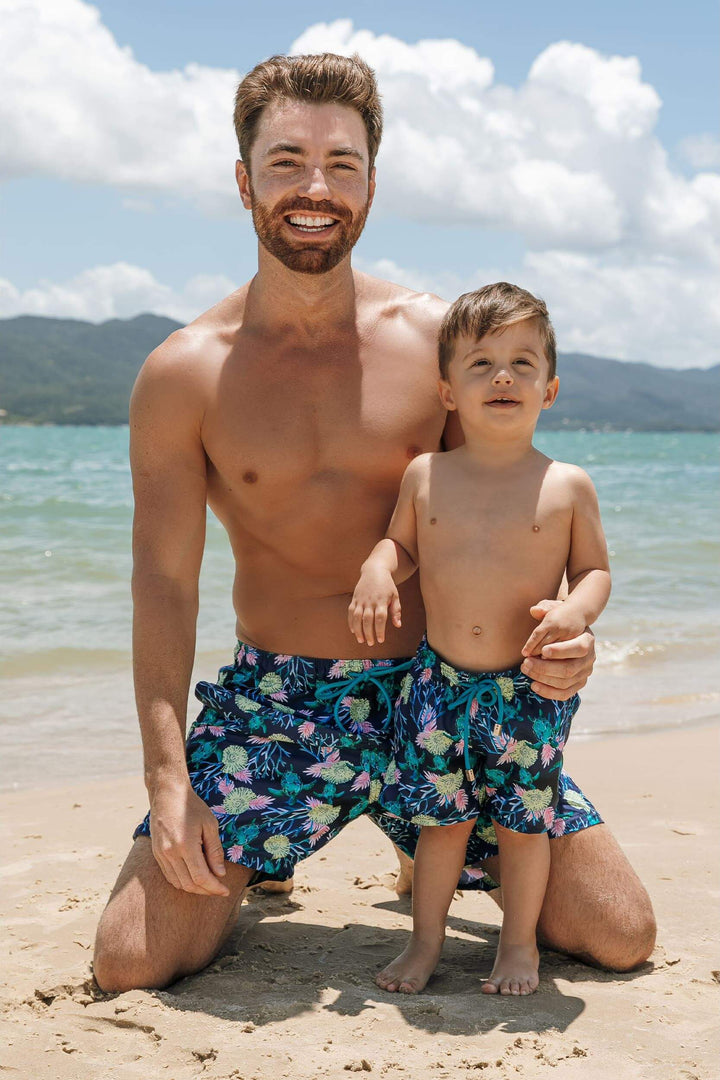 Short Infantil de Praia Bermuda Estampada Tartaruga Azul Look Tal Pai Tal Filho de Praia da Lili Sampedro