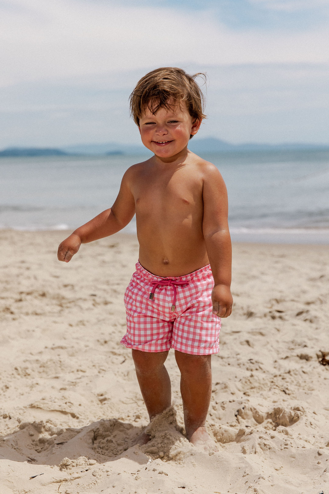 Shorts Masculinos Infantil para Moda Praia, ideais para os dias quentes do verão. Com cós de elástico ajustável por cordão, praticidade para os pequenos aproveitarem ao máximo seus momentos à beira-mar. Na Estampa, Vichy Rosa, da Lili Sampedro.