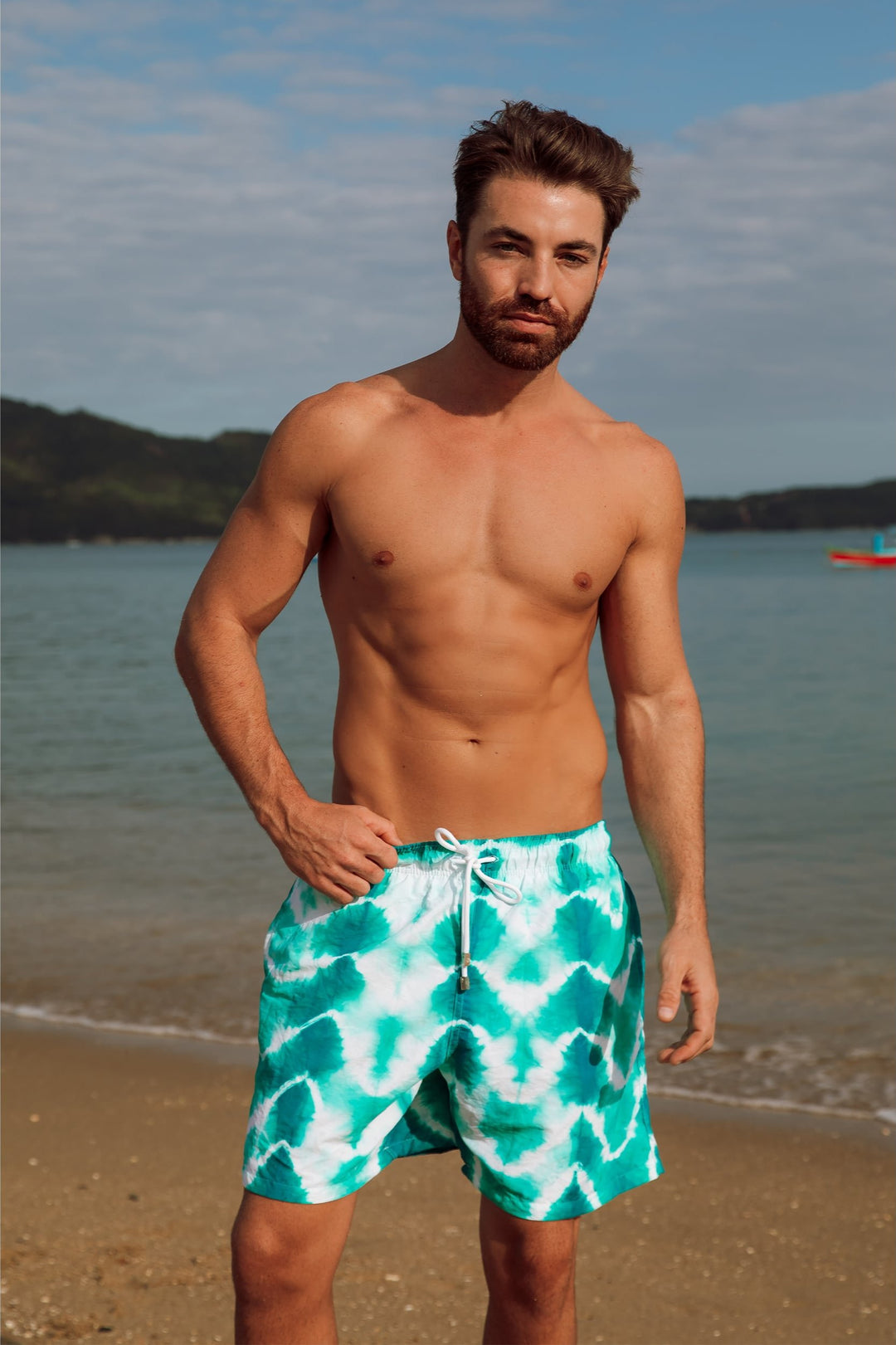 Homem vestindo short de praia da Lili Sampedro Tie Dye Verde e Branco