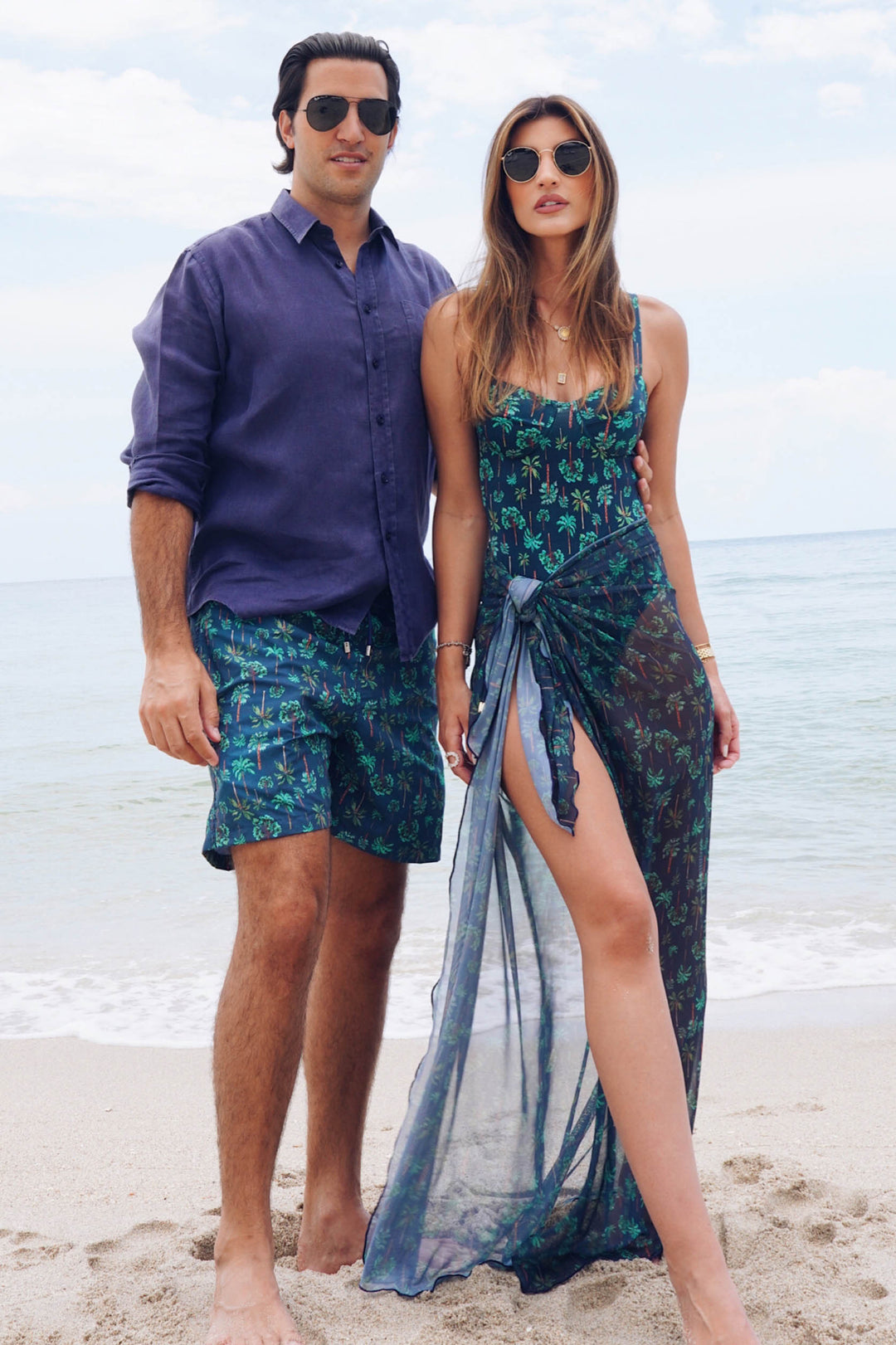 Maria Rudge e Marido combinando na praia com short de praia e maio e saída na estampa Coqueiros Azul Marinho da Lili Sampedro