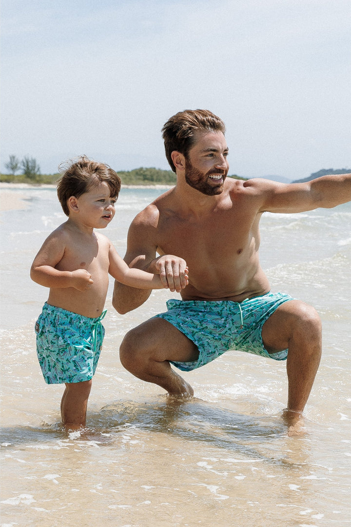 Roupa de Banho para Bebês, Short Masculino Infantil para os Dias de Diversão, Enquanto Criam Memórias Inesquecíveis Na Praia. Na Estampa Lavanda, da Lili Sampedro.