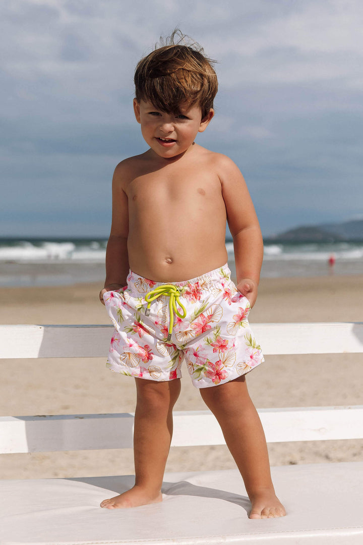 Shorts Masculinos Infantil para Moda Praia, ideais para os dias quentes do verão. Com cós de elástico ajustável por cordão, praticidade para os pequenos aproveitarem ao máximo seus momentos à beira-mar. Na estampa exclusiva, Hibiscos, da Lili Sampedro.