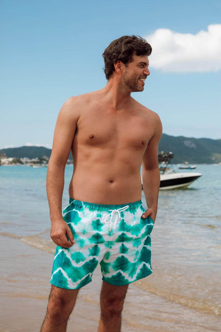 Short masculino de praia tie dye verde e branco da Lili Sampedro