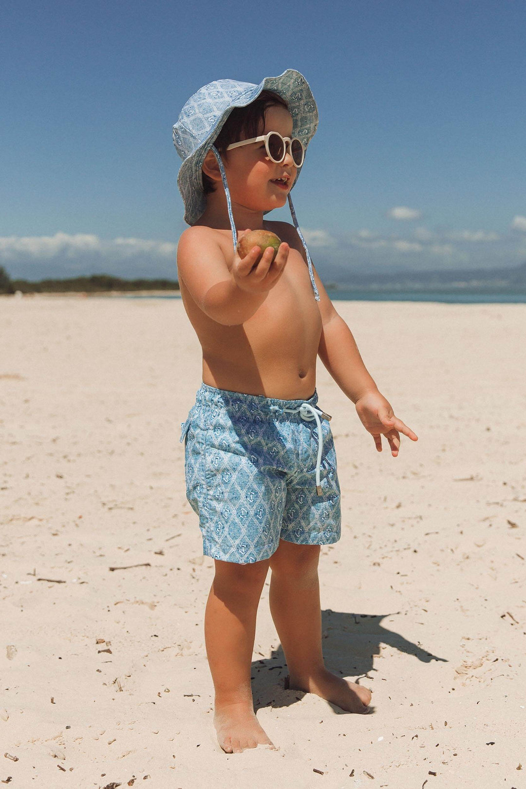 Shortinho infantil de praia na estampa Âncora combinando com chapéu de lycra