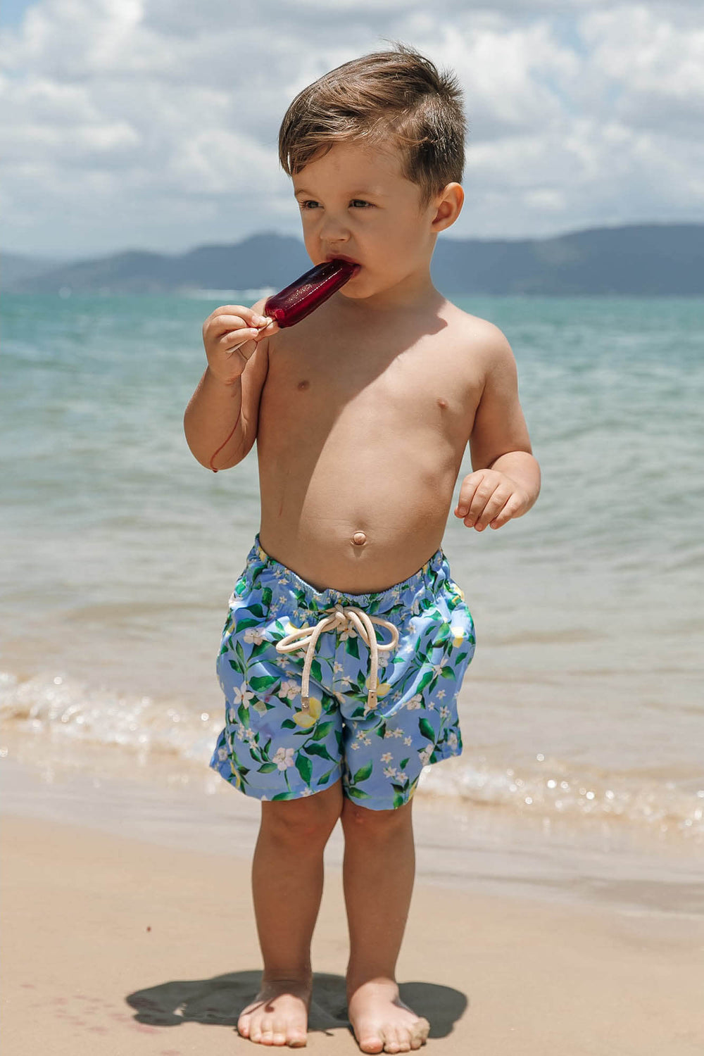 Bebe na praia de shortinho na estampa limoes com elastico e cordao na cintura da Lili Sampedro