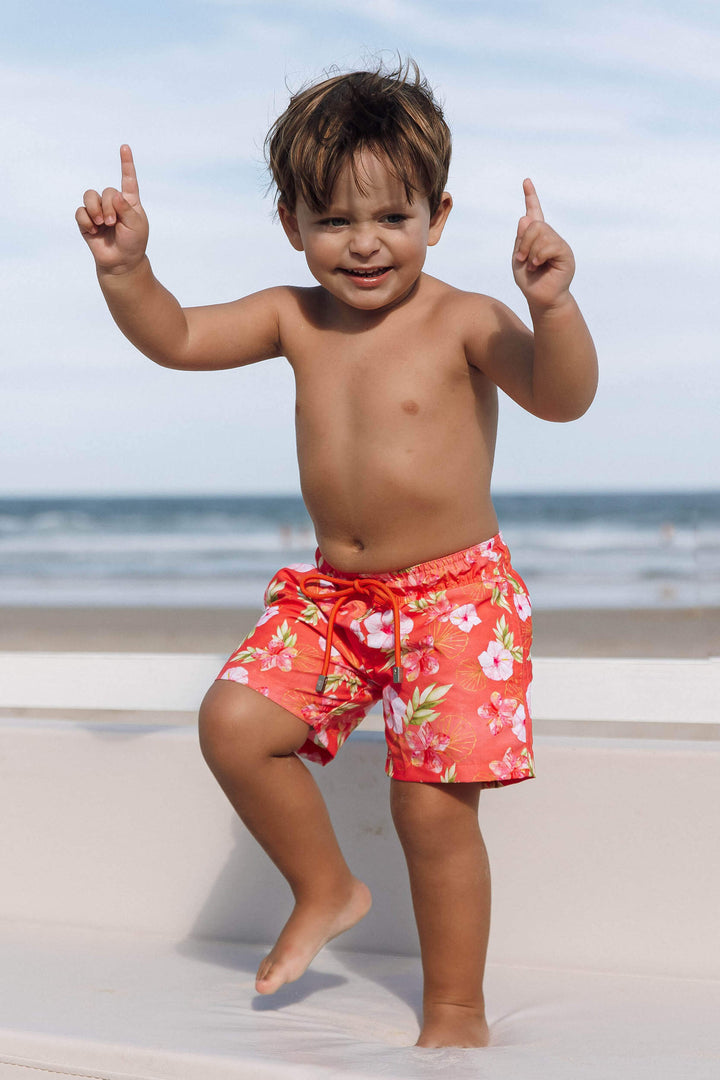 Shorts Masculinos Infantil para Moda Praia, ideais para os dias quentes do verão. Com cós de elástico ajustável por cordão, praticidade para os pequenos aproveitarem ao máximo seus momentos à beira-mar. Na estampa exclusiva, Hibiscos Versão Coral, da Lili Sampedro.