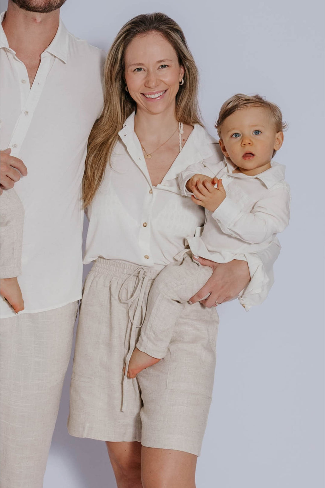 Mae e Filho combinando com camisa e calca de linho look reveillon Lili Sampedro