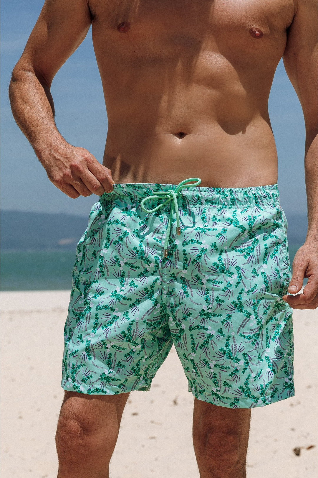 Shorts Masculinos Adulto Para praia, ideal para os dias de Sol. Com cós de elástico ajustável por cordão, praticidade para aproveitarem momentos à beira-mar. Na Estampa Lavanda, da Lili Sampedro.