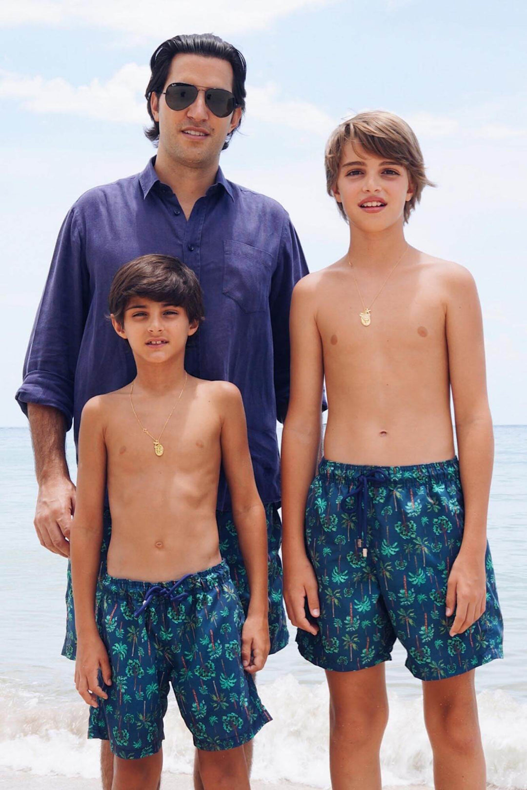 Short de banho pai e filho combinando na estampa coqueiros azul marinho