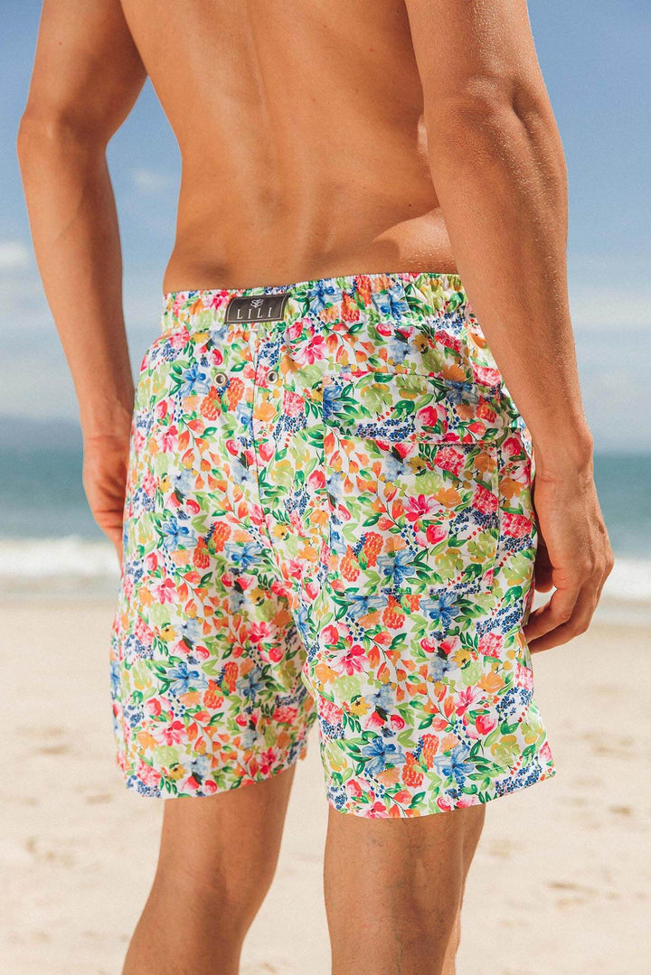 modelo vestindo short de praia, com estampa floral, da lili sampedro moda praia