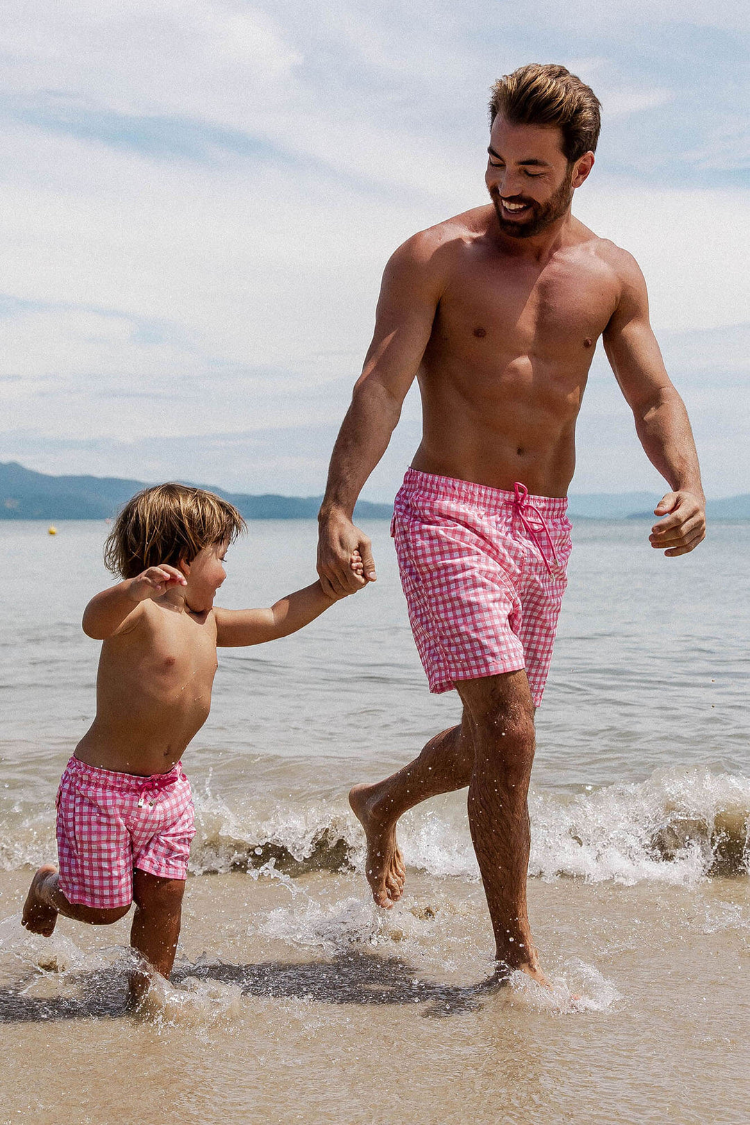 Look Pai e Filho Moda Praia, Combinando com Short Infantil para Crianças, e Bermuda para Adulto, com Tecido Leve. Na Estampa, Vichy Rosa, da Lili Sampedro.