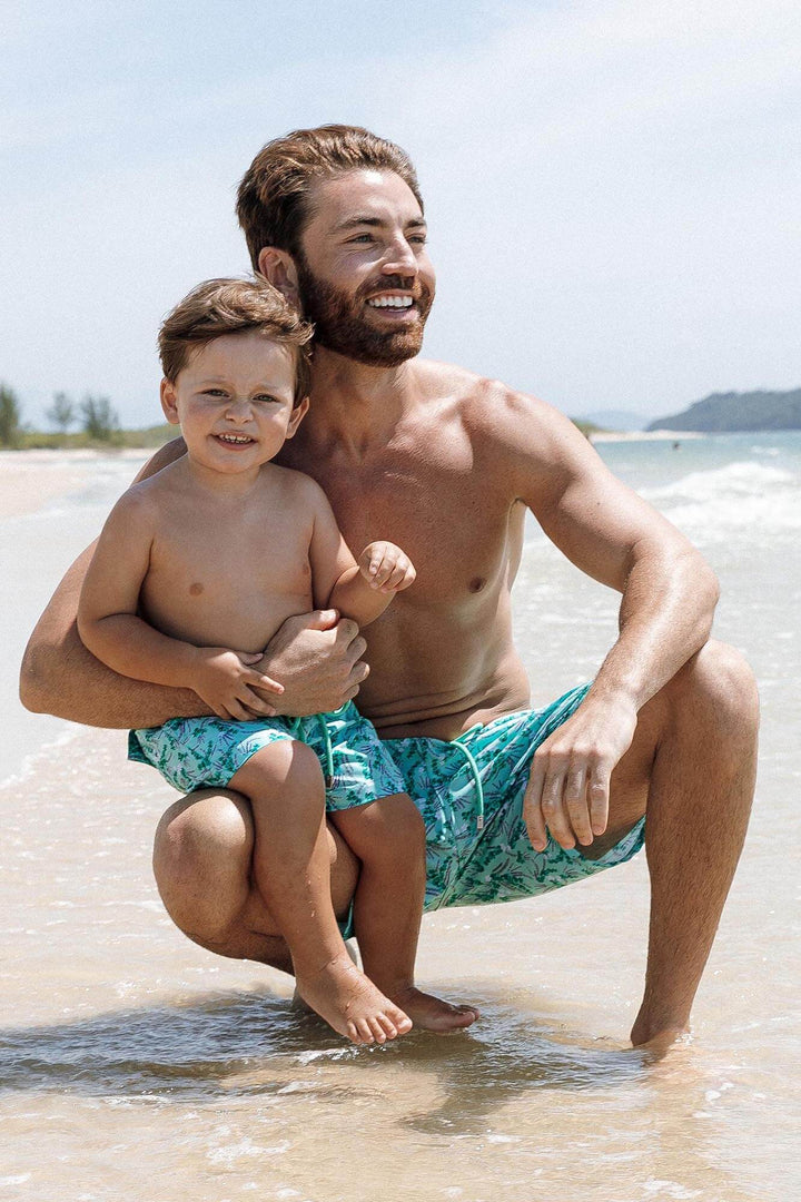 Pai e filho combinando na praia com short igual na estampa Lavanda da Lili Sampedro