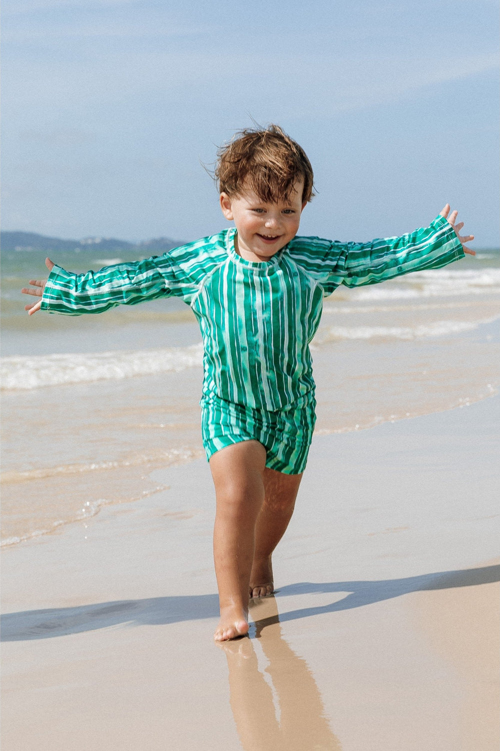 Moda Praia Infantil, Sunga e Camiseta Combinando, com Proteção UV. Na Estampa Listras Verdes, da Lili Sampedro.