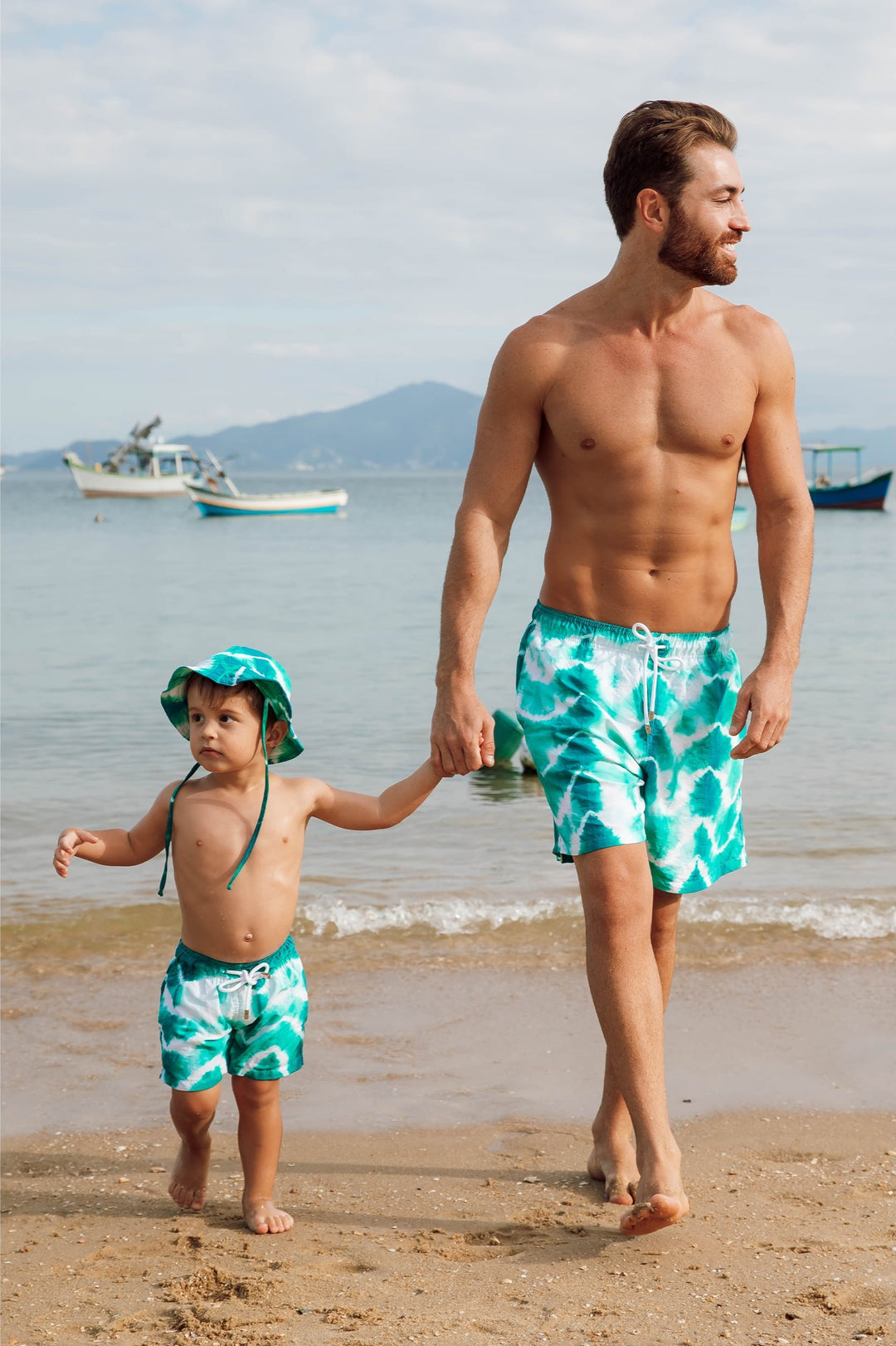 Tal Pai Tal Filho combinando com short de praia igual Tie Dye Verde da Lili Sampedro