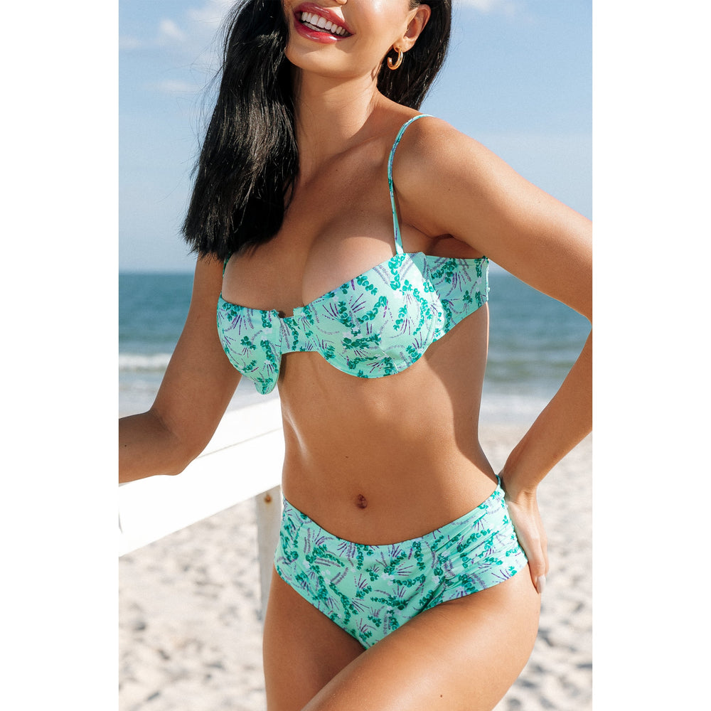 Conjunto de Biquíni Feminino, Moda Praia, Com Detalhes Drapeado, Trazendo um Diferencial no Modelo, na Estampa Lavanda, da Lili Sampedro.