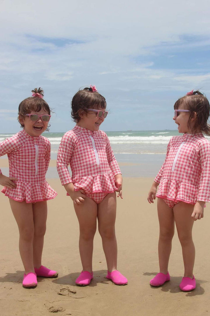 Look para a Família Toda. Maiô de Praia Infantil feminino, para usar combinando, harmonizando estilo e diversão, na Estampa exclusiva, Vichy Rosa, da Lili Sampedro.