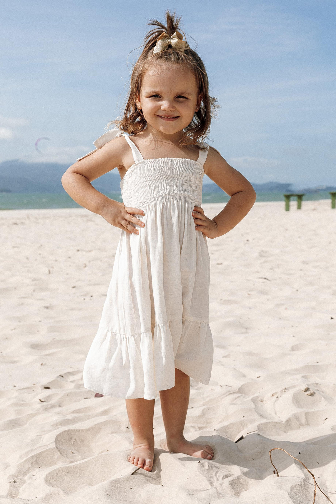 Vestido de praia infantil de linho com lastex e lacinhos