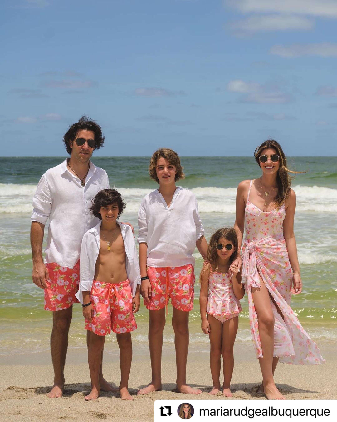 Maria Rudge e Família na Praia em Miami com Look de Beachwear combinando na mesma estampa Hibiscos da Lili Sampedro