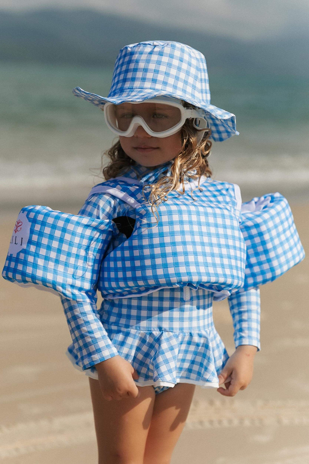 Look de praia infantil na estampa Vichy Azul com boia, maiozinho, chapeuzinho e óculos de natação combinando