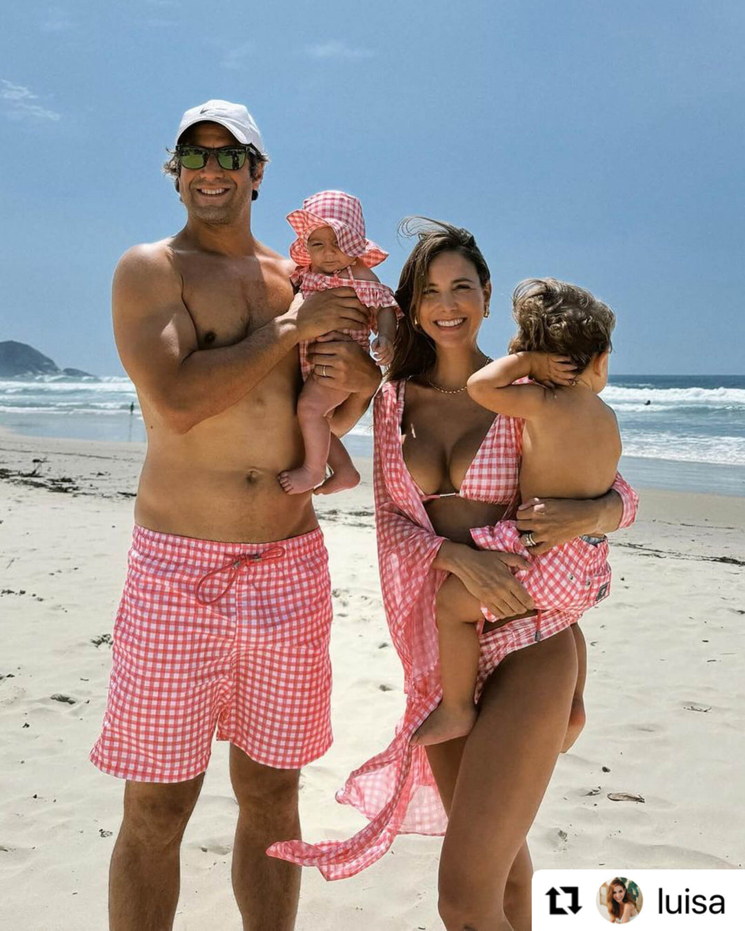 Influencer Luisa Accorsi, marido e filhos na praia em Florianopolis no Costao do Santinho, combinando com moda praia da Lili Sampedro na estampa Vichy Rosa (um xadrez rosa e branco), todos com look igual