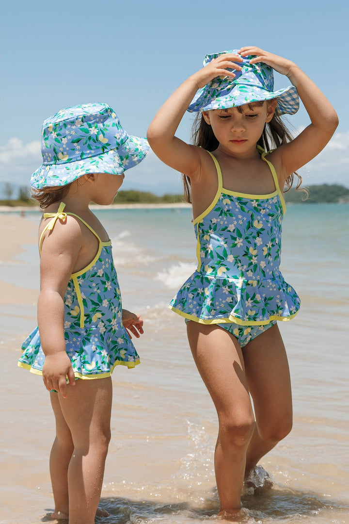 Maiozinho e Chapéu Infantil de Lycra para crianças Dupla Face nas estampas Vichy Azul e Limoes Lili Sampedro Moda Praia Família