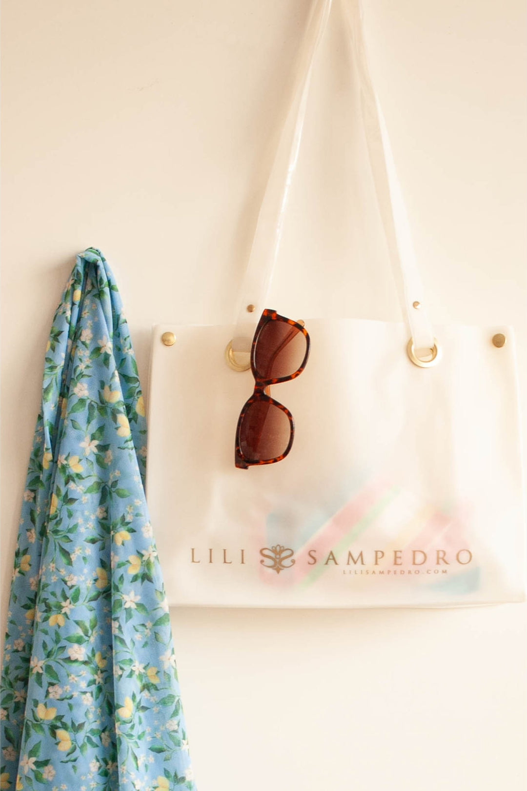 Bolsa de Praia e Piscina de Silicone Plástico Aprova Dágua Cor Branca com Dourado, com Pareo (Canga) Estampado Amarrado Ao Lado na Estampa Limoes, Acessórios de Praia da Lili Sampedro