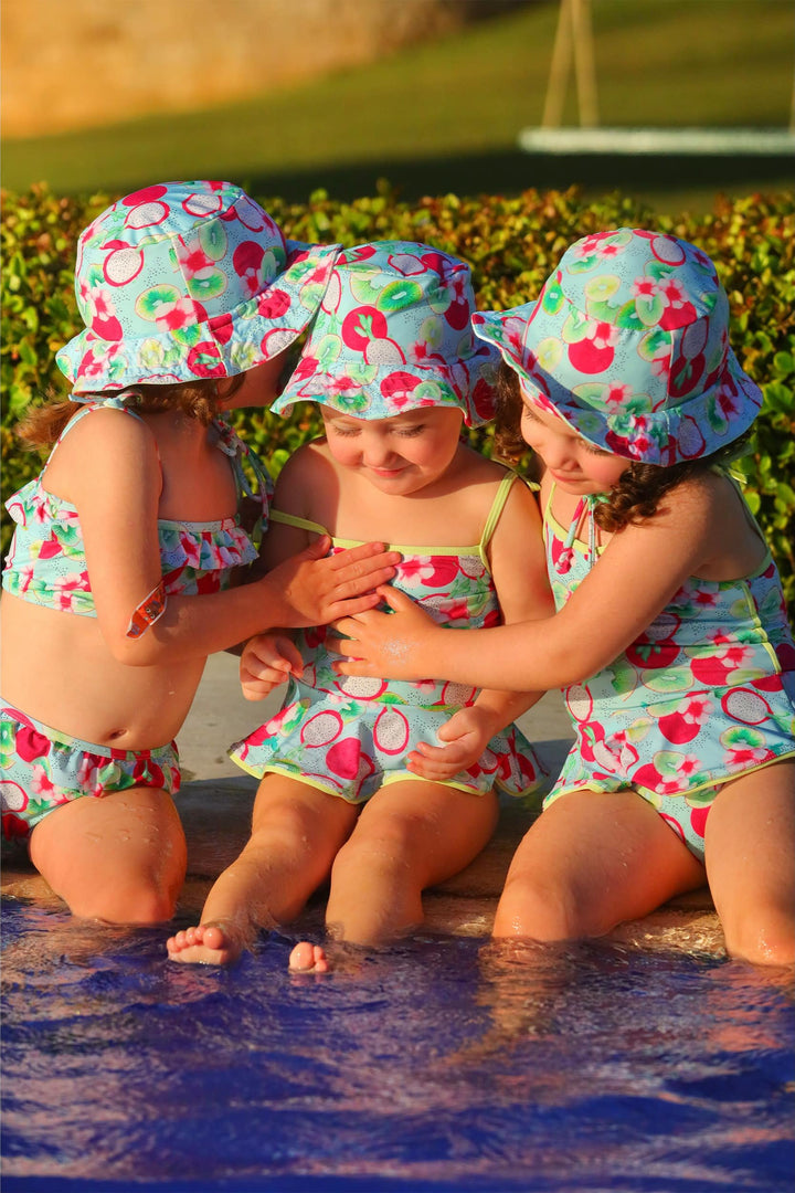 Filhas da Fabiana Justus e da Ana Paula Siebert todas combinando na piscina com a estampa Kiwi e Pitaya da Lili Sampedro Moda Praia Família