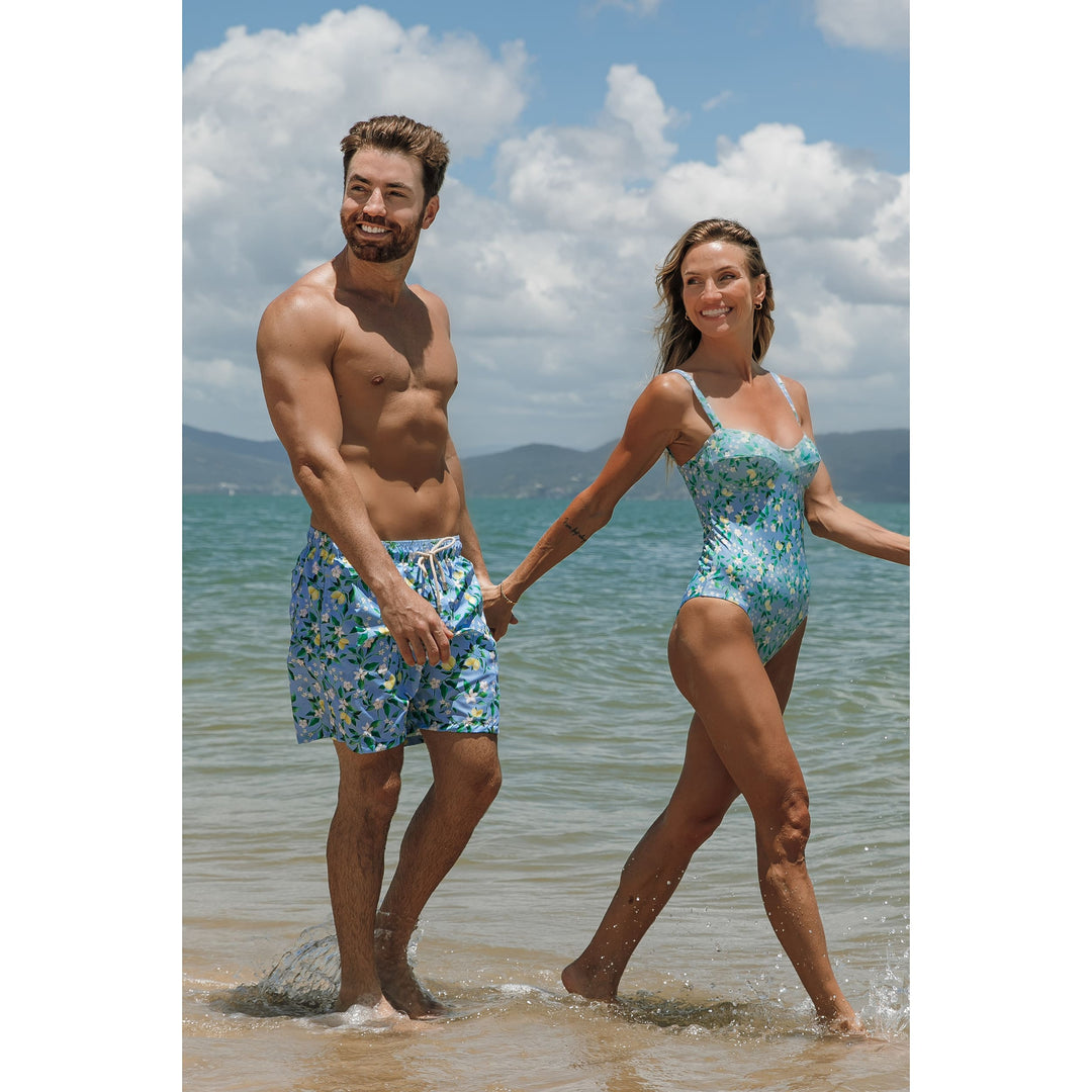 Look Casal de Praia Combinando com Short Masculino e Biquíni Feminino na Estampa Limoes da Lili Sampedro Moda Praia Família