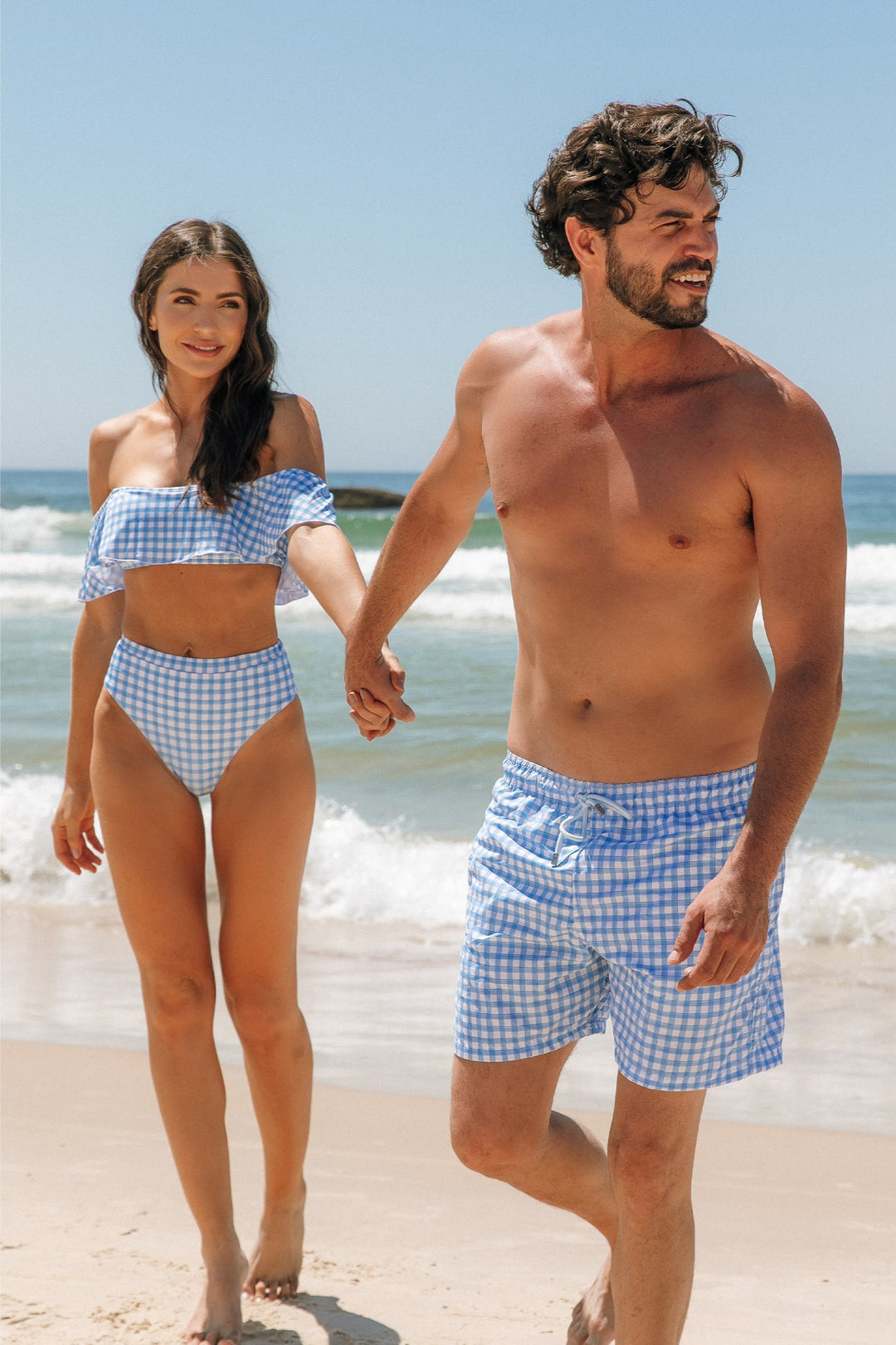 Look de Casal Combinando com Short de Praia Masculino Bermuda Adullto Estampado Vichy Azul e Branco da Lili Sampedro